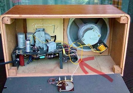 Innenansicht eines Lautsprechergehäuses mit Elektronik