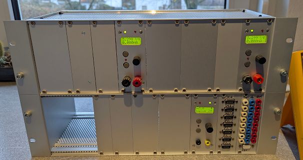 Labornetzteil mit mehreren Kanälen und Displays
