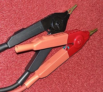 Krokodilklemmen in Schwarz und Rot