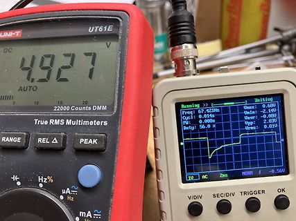 Multimeter und Oszilloskop auf einem Messplatz