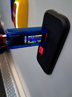 USB-Multimeter mit Display an Steckdose