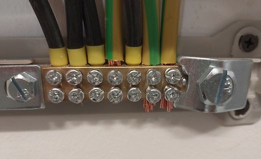 Kabelanschlüsse an einer Klemmleiste