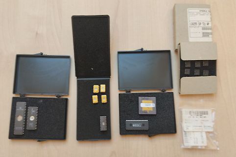 Verschiedene Mikrocontroller und ICs in Etuis
