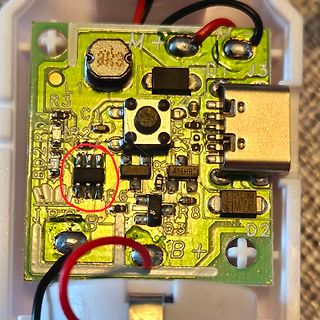 Foto einer Leiterplatte mit elektronischen Bauteilen
