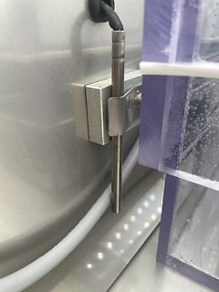 Metallischer Sensor oder Stab an einer Halterung