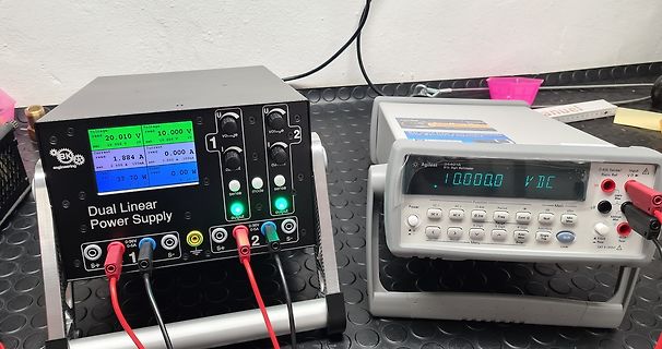 Labornetzteil und Digitalmultimeter auf Werkstatttisch