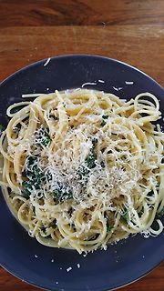 Nudeln mit Käse und Spinat