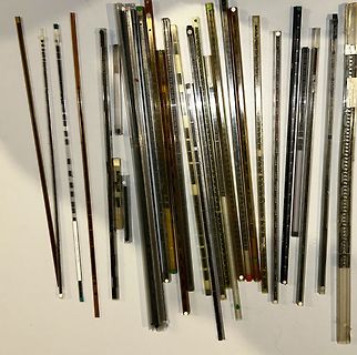 Verschiedene Glasstäbe mit Skalierung