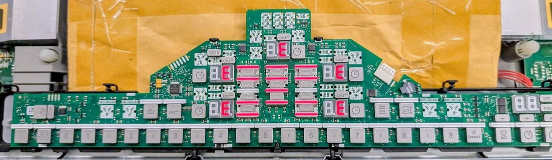 Bedienfeld einer elektronischen Steuerung mit Tasten und Display