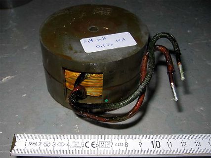 Induktivität mit Beschriftung und Lineal