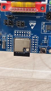 Mikrocontroller-Modul auf blauer Leiterplatte