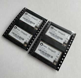 Drei Onion Omega2S Mikrocontroller-Module