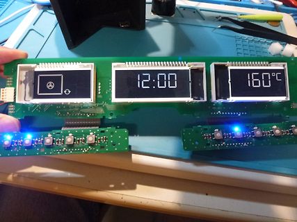Leiterplatte mit LCD-Displays und LEDs