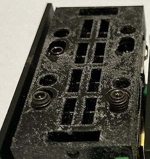 Nahaufnahme eines schwarzen Kunststoffsteckers oder Gehäuseteils