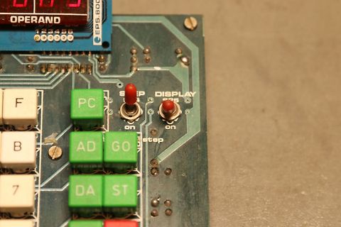 Detail einer Leiterplatte mit Tasten und Schaltern