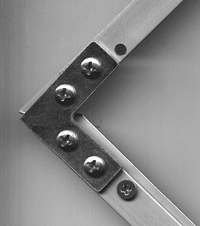 Winkelverbindung aus Metall mit Schrauben