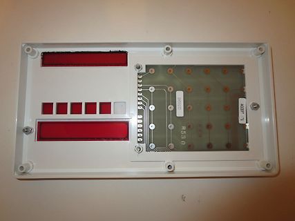 Gehäuse mit Leiterplatte und roten Displays