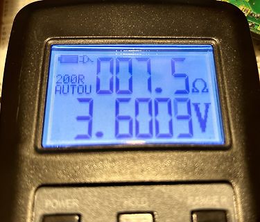 Display eines Multimeters mit Messwerten
