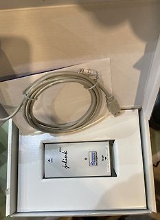 Segger J-Link EDU in Verpackung mit USB-Kabel