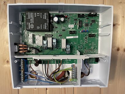 Geöffnetes Elektronikgehäuse mit Leiterplatte und Verkabelung