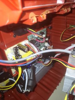 Innenansicht eines elektronischen Geräts mit Leiterplatten und Verkabelung