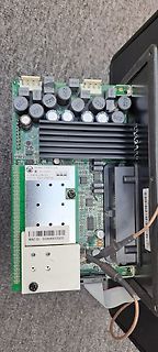 Offene Elektronikplatine mit Kondensatoren und Kühlkörper