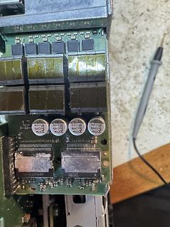 Nahaufnahme einer Leiterplatte mit Elektrolytkondensatoren und ICs