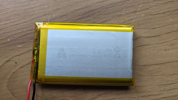 Lithium-Polymer Akku auf Holzuntergrund