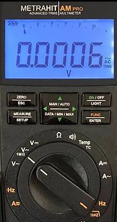 Digitalmultimeter mit Messwert auf Display
