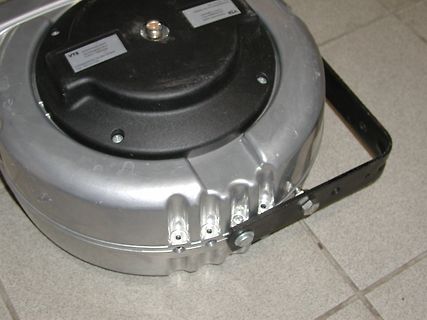 Silbernes Metallgehäuse mit schwarzem Deckel