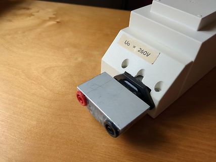 Elektronikbauteil mit Beschriftung Uo = 260V