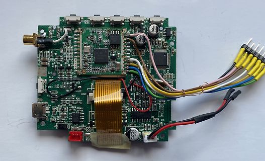 Leiterplatte mit Mikrocontroller, Flachbandkabel und Anschlussleitungen