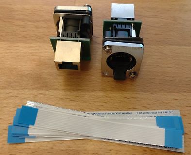 Elektronikkomponenten und Flachbandkabel auf Holzuntergrund