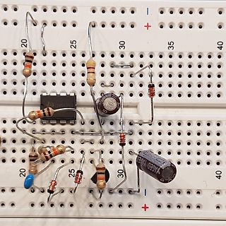 Aufbau auf einem Breadboard mit Bauteilen