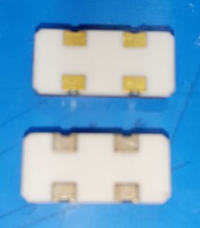 Zwei SMD-Bauteile auf blauem Untergrund