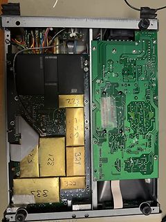 Innenansicht eines elektronischen Geräts mit Leiterplatten und Bauteilen