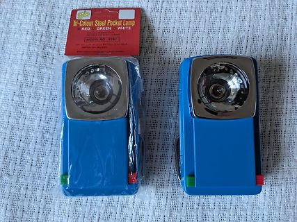 Zwei blaue Taschenlampen