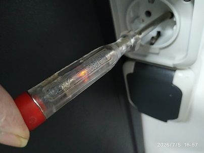 Phasenprüfer in Steckdose