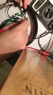 Messung an einer Leiterplatte mit Multimeter