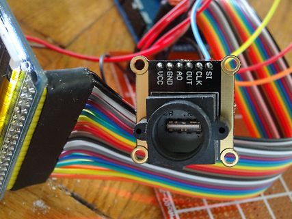 Elektronikbauteil mit Anschlussklemme und bunten Jumper-Kabeln