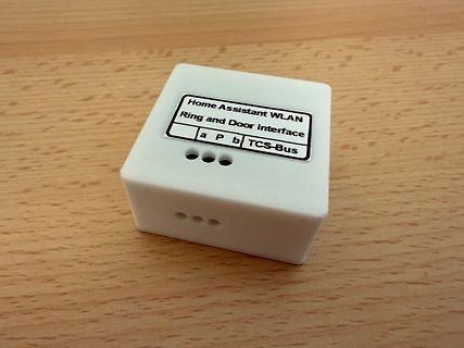 Weißes Gehäuse mit Beschriftung Home Assistant WLAN Interface