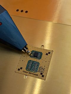 Nahaufnahme einer kleinen Leiterplatte mit LM2903D