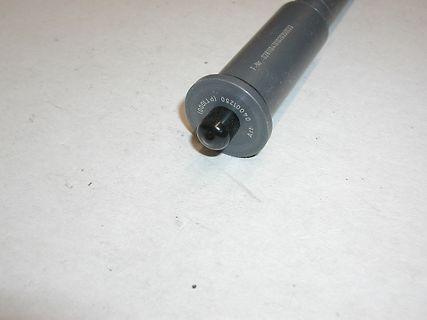 Schwarzes Bauteil mit Beschriftung