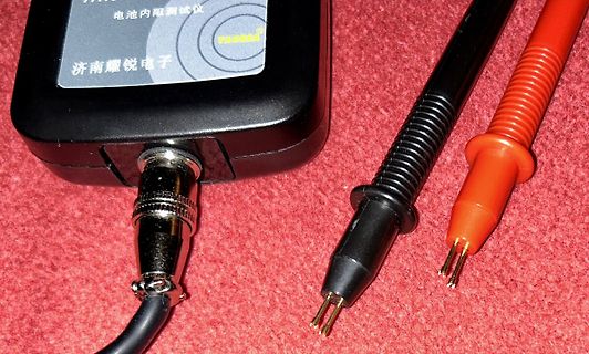 Batterie-Innenwiderstandsmessgerät mit Messspitzen