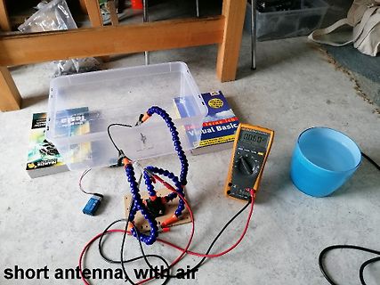 Elektronik-Messaufbau mit Multimeter und Batterie