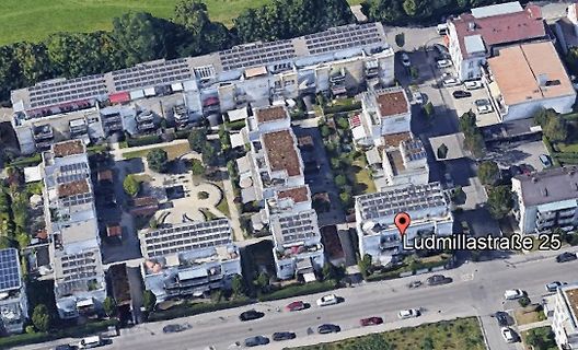 Luftaufnahme von Wohngebäuden mit Photovoltaikanlagen