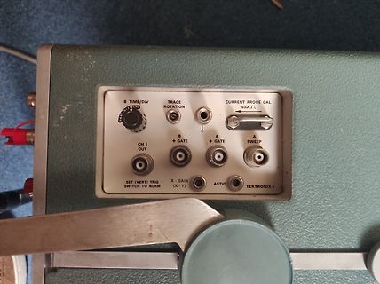 Bedienfeld eines Tektronix Oszilloskops