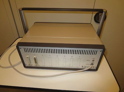 Rückseite eines Labornetzteils
