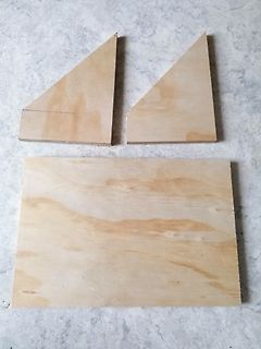 Holzstücke auf Untergrund