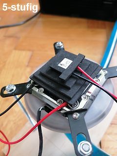 Elektronischer Aufbau mit schwarzem Schaumstoff und Kabeln